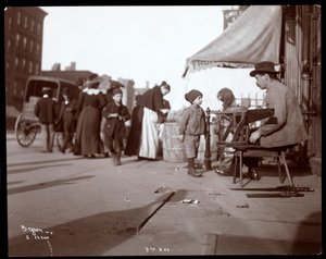 Pohled na podomního prodejce na 7. avenue, New York, 1903 (stříbrný želatinový tisk)